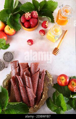 Berry pastille fatto di fragole e mele su uno sfondo bianco. Miele e semi di Cia su sfondo chiaro. Cibo per la salute. Copia spazio.la vista tra Foto Stock