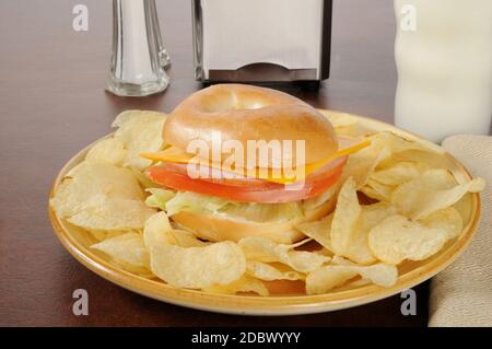 Panino di prosciutto e formaggio su un bagel semplice Foto Stock