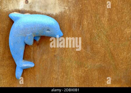 Dolphin giocattolo su sfondo di legno con spazio copia Foto Stock