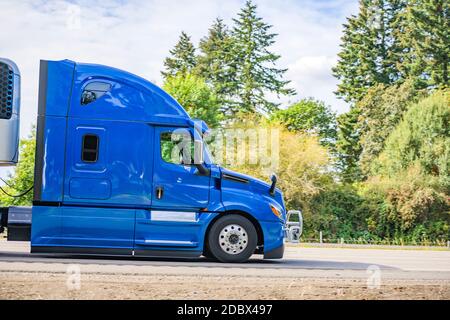 Semirimorchio per impieghi industriali a lunga percorrenza blu Big RIG con protezione griglia e unità frigorifero sul semirimorchio refrigerato corsa sul roa dell'autostrada Foto Stock