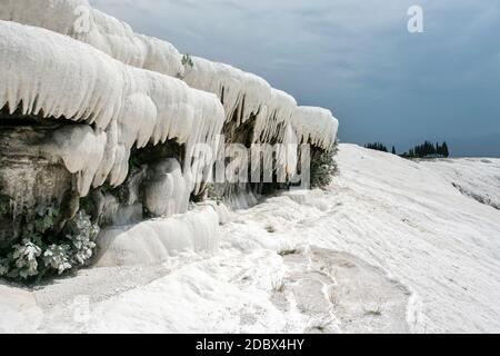 Travertino bianco che forma icicles / stalattiti come gli oggetti, rendendo il paesaggio come neve coperta paesaggio invernale anche duro è caldo giorno d'estate. PA Foto Stock