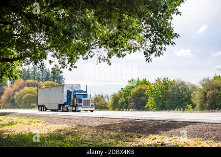 Semirimorchio professionale industriale Blue Classic Big RIG con verticale tubi e avvisatori acustici sul tetto che trasportano il carico in coperto runn. semi-rimorchio sfusa Foto Stock