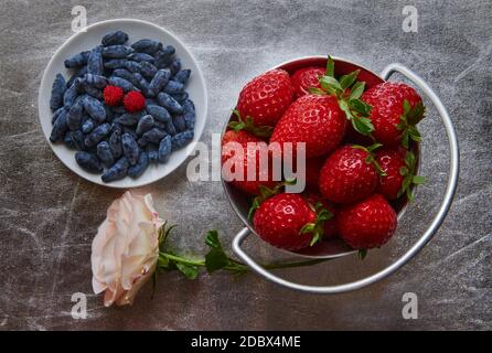 Vista dall'alto di fragole fresche e latticini, piccola profondità di nitidezza Foto Stock