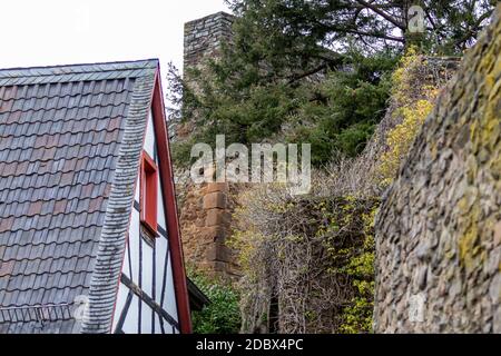 Vicino a una parte delle mura storiche della città di Bad Muenstereifel, Germania Foto Stock