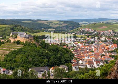 Vista panoramica da Rheinrofenstein alla città di Bad Muenster am Stein-Ebernburg con il castello di Ebernburg Foto Stock