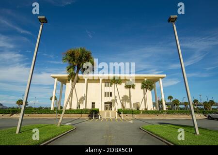 27 ottobre 2020. La dependance del tribunale della contea di Volusia riflette il sole in un pomeriggio luminoso a Daytona Beach, Florida. Foto Stock