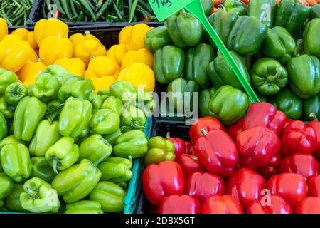 Peperoni colorati in vendita in un mercato Foto Stock