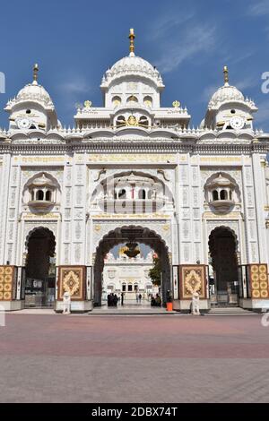 Vista frontale della porta d'ingresso principale, Takhat Sachkhand Shri Hazur Abchalnagar Sahib, la principale Gurudwara di Nandered e uno dei cinque alti posti di autorità Foto Stock