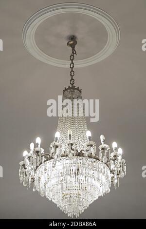 Lampadario di cristallo con cfl lampade a risparmio energetico Foto Stock