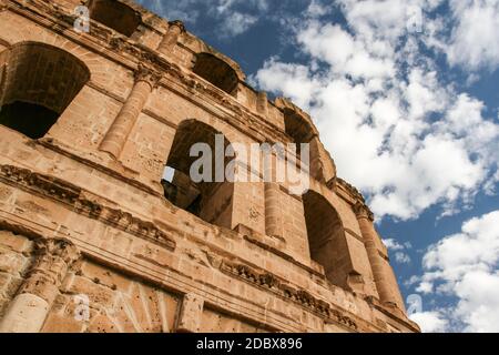 Vista su finestre ad arco di antiche El Jem colosseo (chiamato anche anfiteatro) con profondo cielo blu in background. El Djem, Tunisia Foto Stock