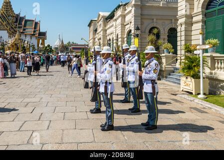 Bangkok, Thailandia - 7 dicembre 2019: Guardiani non identificati della Guardia del Re con armi da fucile in piedi davanti al Grande Palazzo reale di Bangkok Foto Stock