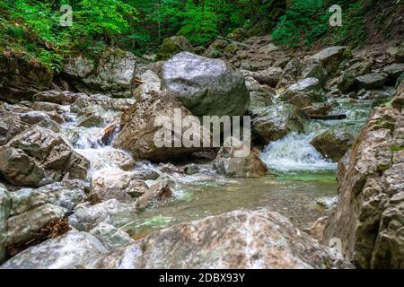 Escursioni alle cascate di Lainbach vicino Kochel am See in Baviera Germania Foto Stock