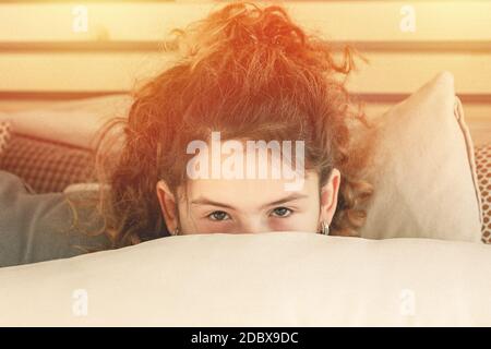 Studio di una giovane bella caucasica ragazze occhio da vicino. Foto Stock