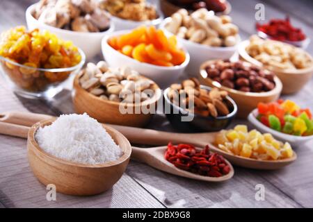 Composizione con frutta secca e noci assortiti. Prelibatezze. Foto Stock