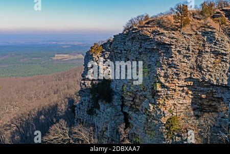 Le drammatiche scogliere di Mount Magazine in alto sopra le pianure In Arkansas Foto Stock