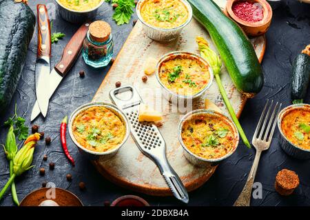 Muffin alle verdure con zucchine e formaggio, cibo sano. Foto Stock