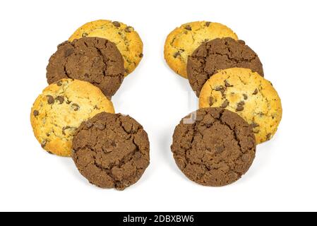 Diversi biscotti al cioccolato in fila isolati su sfondo bianco con percorso di taglio Foto Stock