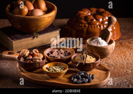 Diversi ingredienti da forno, spezie e utensili da cucina in stile vintage. Concetto di cottura di Natale. Foto Stock