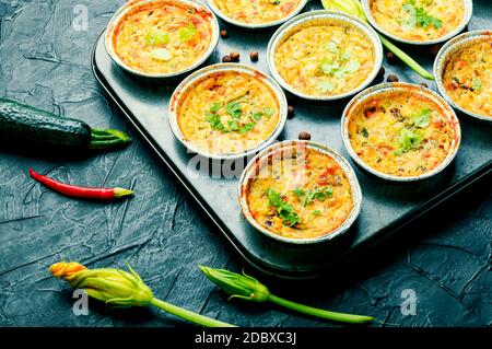 Freschi dal forno muffin con zucchine. Cibo sano. Foto Stock