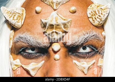 Il demone diabolico ardente chiama le forze del male e apre l'inferno. Uomo anziano con due corna rosse. Orrore con l'uomo spaventoso di Halloween. Diavolo cornato nel suo Foto Stock