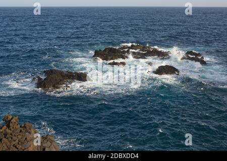 Rocce vulcaniche nelle onde dell'Oceano Atlantico al largo di Los Cancajos vicino a Santa Cruz, la Palma, Isole Canarie Foto Stock