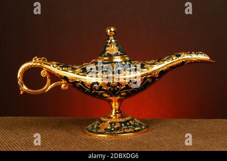 Un'immagine di stile antico di una lampada magica per il tuo desiderio di soddisfare. Foto Stock