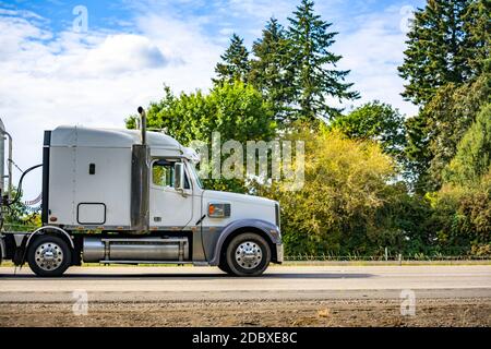 Semirimorchio professionale bianco classico grande carro industriale con verticale tubi e avvisatori acustici sul tetto che trasportano il carico in coperto corsa semi-rimorchio sfusa Foto Stock