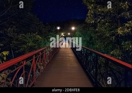 wooden Park Bridge, conosciuto anche come il Ponte degli amanti nel Mariinsky Park di notte. Kiev, Ucraina Foto Stock