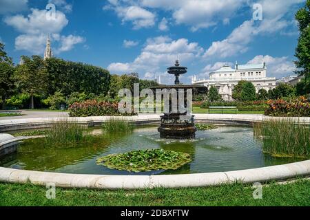 Volksgarten Vienna con Burgtheater, bellissimo parco pubblico con aiuole fiorite nel centro di Vienna Foto Stock