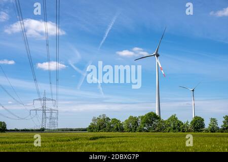 Ruote eoliche e linee elettriche viste in Germania Foto Stock