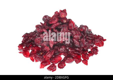Pila di mirtilli rossi secchi, isolato su sfondo bianco Foto Stock