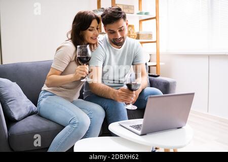 Degustazione virtuale di vini con laptop. Festa online e bevande Foto Stock