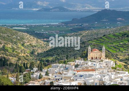 Architettura tradizionale con le case in stile cicladico imbiancate e la chiesa cristiana di Agia Triada, nel villaggio tradizionale dell'isola di lefkes Paros, Gr Foto Stock