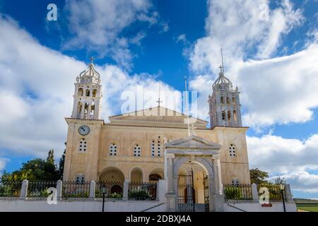 La chiesa cristiana di Agia Triada nel villaggio tradizionale lefkes Paros isola, Grecia una bella giornata con le nuvole. Foto Stock