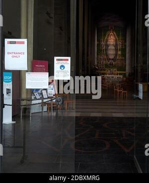 Ingresso solo alla nuova cattedrale cristiana, Coventry, Inghilterra, durante l'epidemia di coronavirus, novembre 2020. Foto Stock