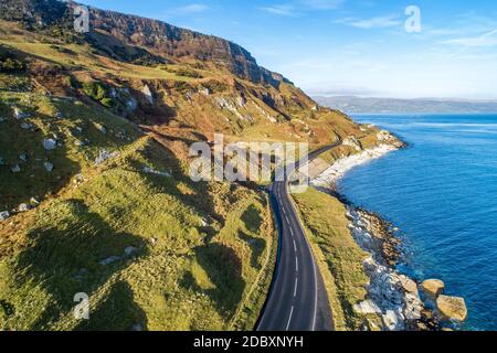 La costa orientale dell'Irlanda del Nord e la Causeway Coastal Route, nota anche come Antrim Coast Road A2. Una delle strade costiere più panoramiche d'Europa. Antenna vi Foto Stock