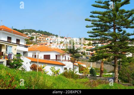 Villaggio edifici residenziali tipici. Isola di Madeira, Portogallo Foto Stock