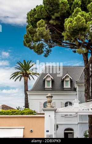 Palmier et Hôtel de luxe Blanc sur ciel bleu à Saint-Tropez en France Foto Stock