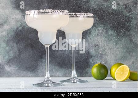 Bicchieri di cocktail Margarita guarniti con bordo di sale Foto Stock