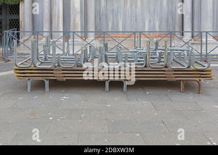 Piattaforme Raised Walkway pronte per i Flood a Venezia Foto Stock