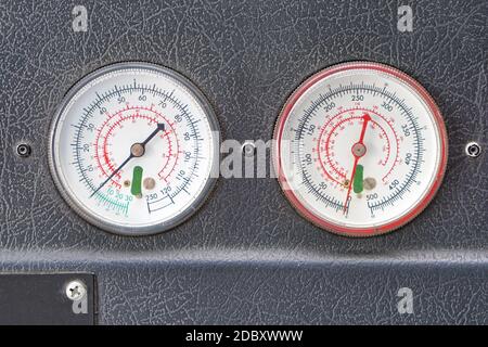Due manometri per la misurazione della pressione in servizio Foto Stock
