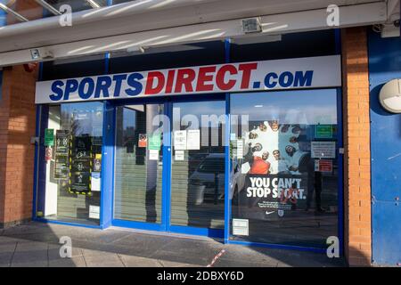 Leeds UK, 15 novembre 2020: Il negozio di abbigliamento sportivo Sports Direct nel centro di Leeds, attualmente chiuso a causa della panda britannica Foto Stock