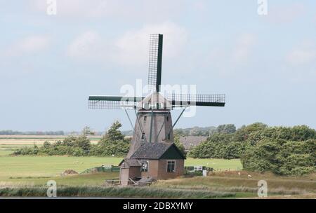 Un bel vecchio mulino a vento storico, con quattro ali Foto Stock