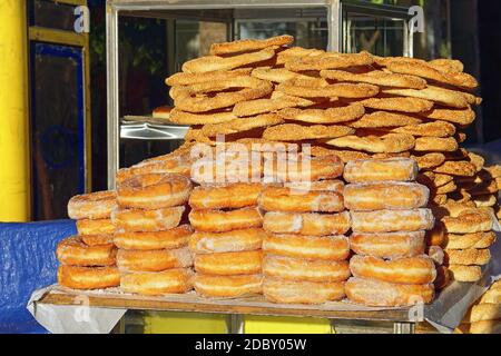 Koulouri greco bagel al venditore ambulante di Atene Foto Stock