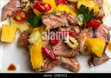 insalata di carne tailandese con ananas Foto Stock