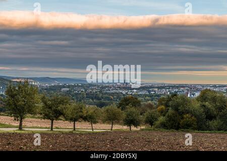Immagine di una vista panoramica della città di Ratisbona in Baviera e del paesaggio con campi e prati, Germania Foto Stock