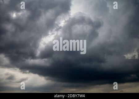 Cielo dramtico plumbeo con nuvole nere Foto Stock