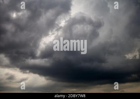 Cielo drammatico con nubi di stratocumuli, talvolta chiamato cumulostrato Foto Stock