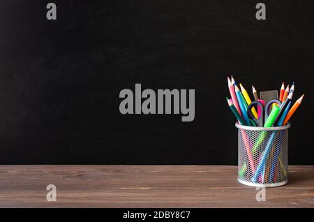 Ritorno a scuola. Forniture scolastiche su sfondo nero. Concetto di istruzione. Spazio di copia Foto Stock