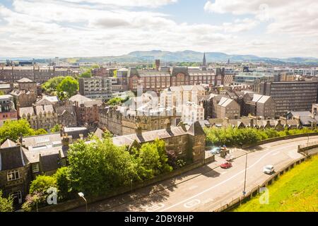 Edimburgo Scozia 6 agosto 2020 Vista dal Castello di Edimburgo che conduce al Grassmarket in primo piano. Foto Stock